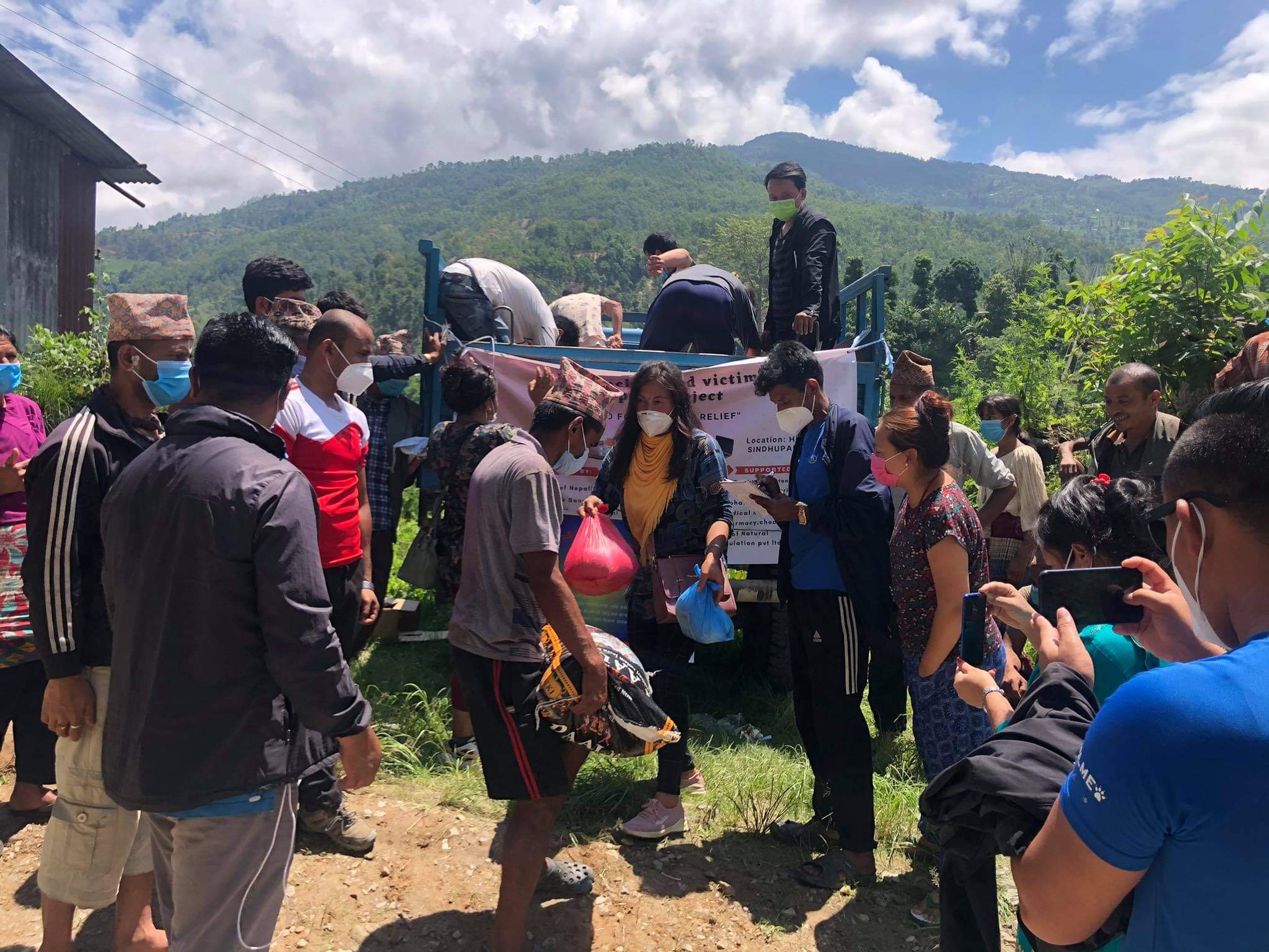 हेलम्बु गाउँपालिका ३ का ५० घरपरिवारलाई राहत वितरण