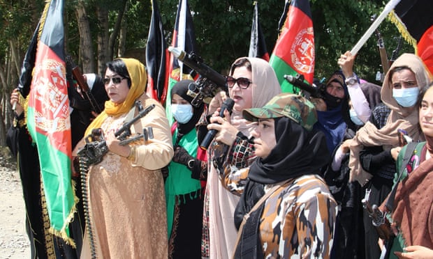 तालिवानविरूद्ध हतियार बोकेर सडकमा निस्किए अफगान महिला