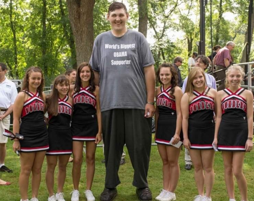 अमेरिकाका सबैभन्दा अग्लो व्यक्तिको ३८ बर्षको उमेरमा निधन