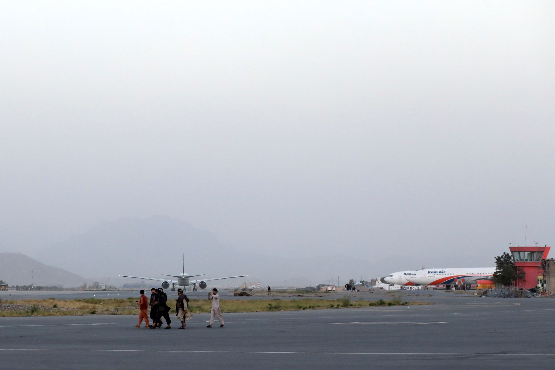 अफगानिस्तान विमानस्थलबाट उड्न थाले विदेश विमान