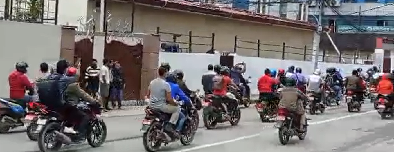 सेयर बजार घटेपछि गभर्नरको विरोध गर्दै मोटरसाइल र्याली