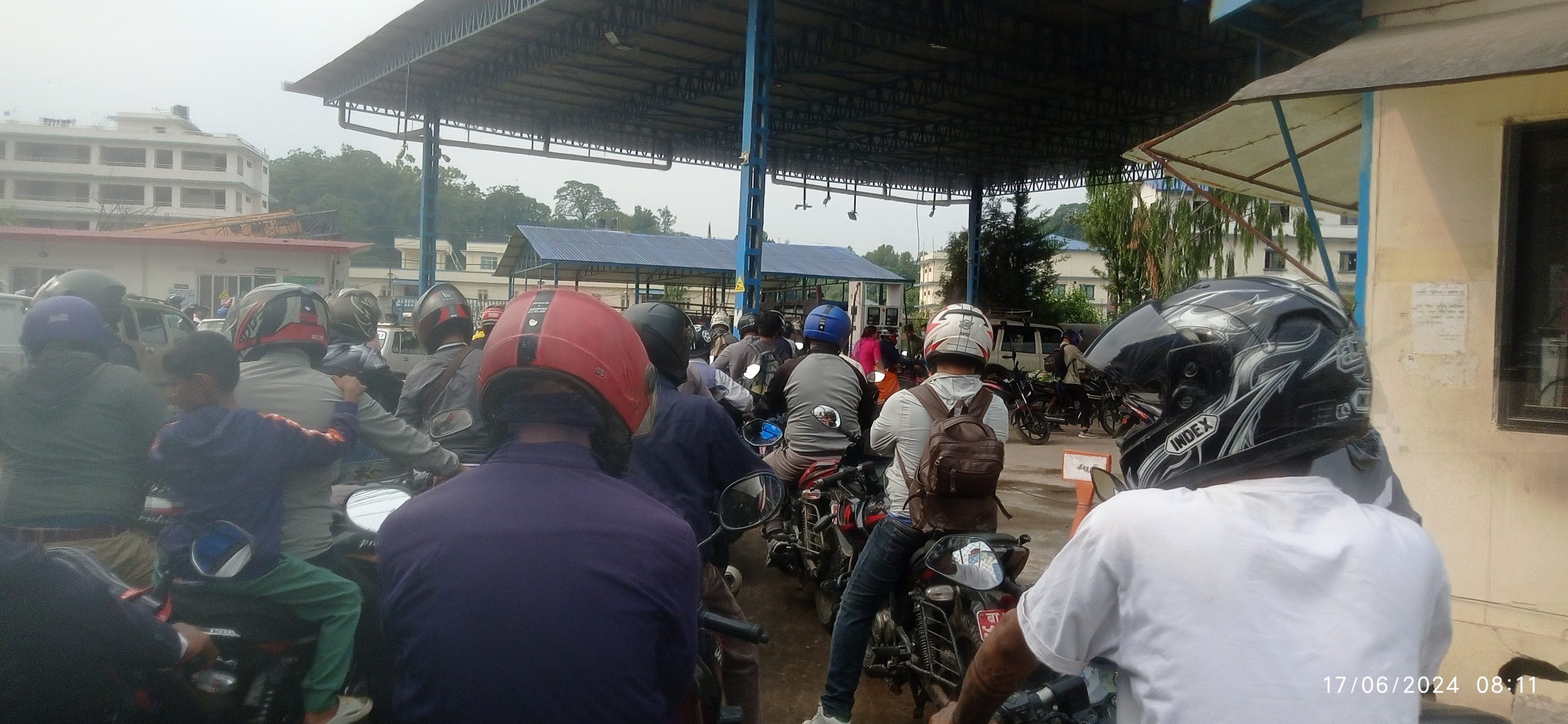 काठमाडौंका निजि पेट्रोल पम्प बन्द, सरकारी पम्पमा इन्धन भर्नेको लाइन